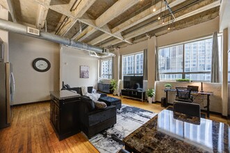 Building Photo - 705 Main St