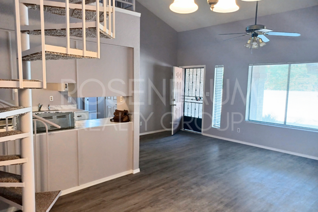 Building Photo - Beautifully remodeled 2-beds, 1-bath townh...