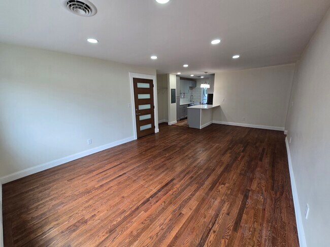 Foto del edificio - 6305 Englewood Ave