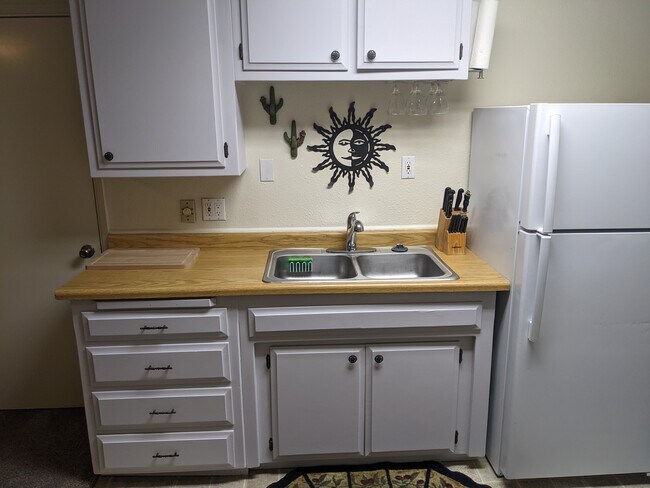 Kitchen - 5567 E Bonnyview Rd