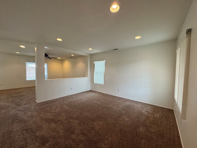 Foto del edificio - JUST REDUCED! Spacious 3 Bedroom Home in Victorville