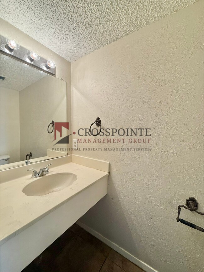 Foto del edificio - 4614/4616 Edinburgh SERIES 75