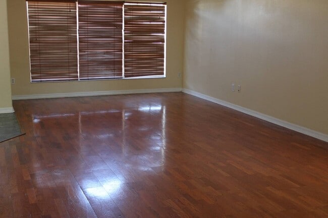 Building Photo - 353 Heather Hills Dr