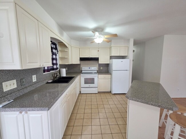 Building Photo - 3/2 with Florida room and Carport