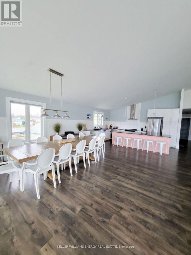 Building Photo - 153 Wellington Main St