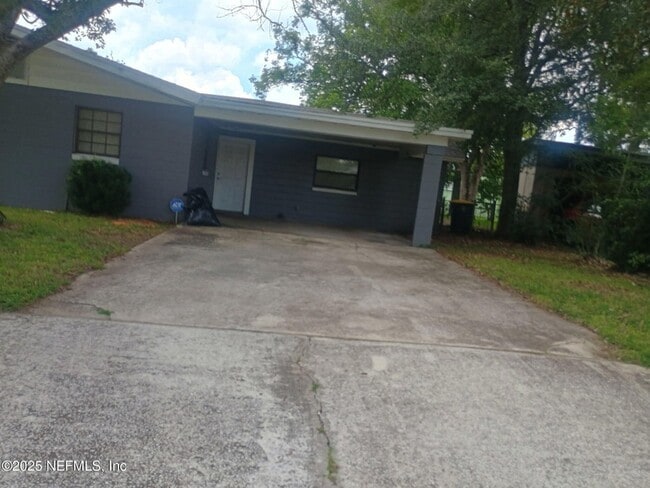 Building Photo - 4305 Bessie Cir W