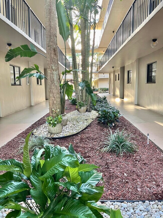 Foto del edificio - 5370 Las Verdes Cir