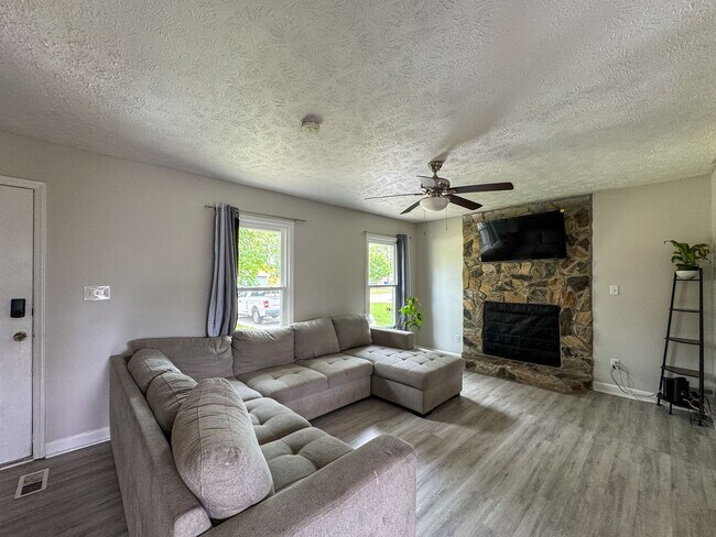 Building Photo - Beautiful 3 Bed 2 Bath Fayetteville Home with Fenced Yard