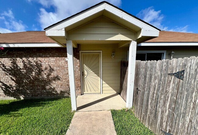 Foto del edificio - Charming 3 Bedroom 2 Bath Duplex Convenien...