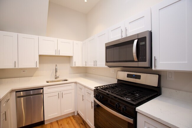 Building Photo - 2030 N Oakley Ave