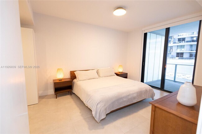 Building Photo - 1010 Brickell Ave