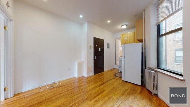 Building Photo - 214 E 10th St