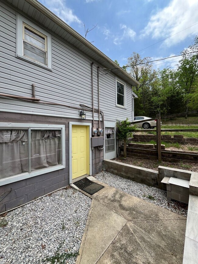 Building Photo - 664 W Whillock St
