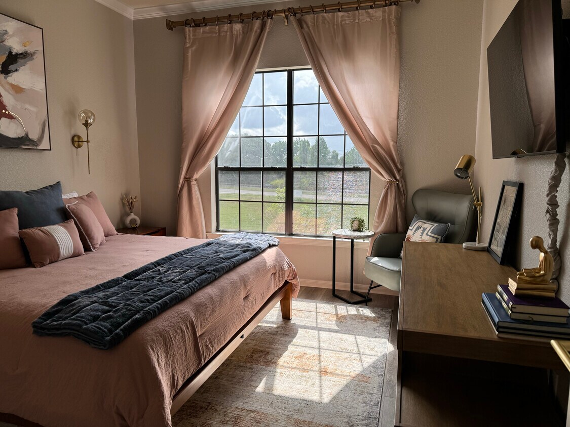 Bedroom: Equipped with luxury Japanese bed and desk - 6765 Corporate Blvd