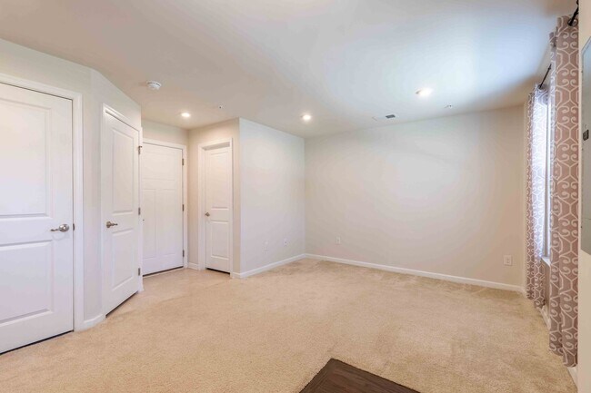 Building Photo - Luxury Townhouse in Stonecliffe of Atwater!