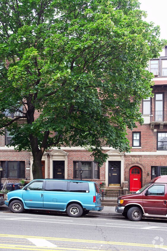 Building Photo - 392 9th St