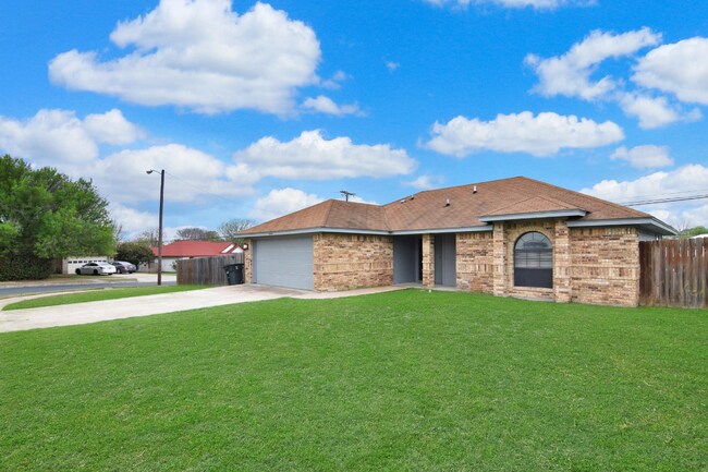 Building Photo - 2305 Timberline Dr