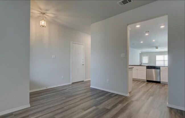 Foto del edificio - "Charming 3-Bed Oasis with Granite Elegance in Schertz – 1645 Sq Ft of Comfort!"