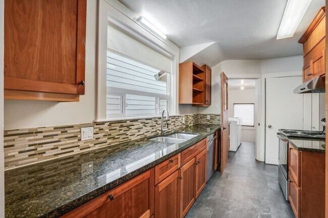 Building Photo - Newly Remodeled 2 Bed, 1 Bath Rental Home in SE Portland!
