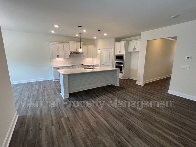 Building Photo - 102 Lariat Ct