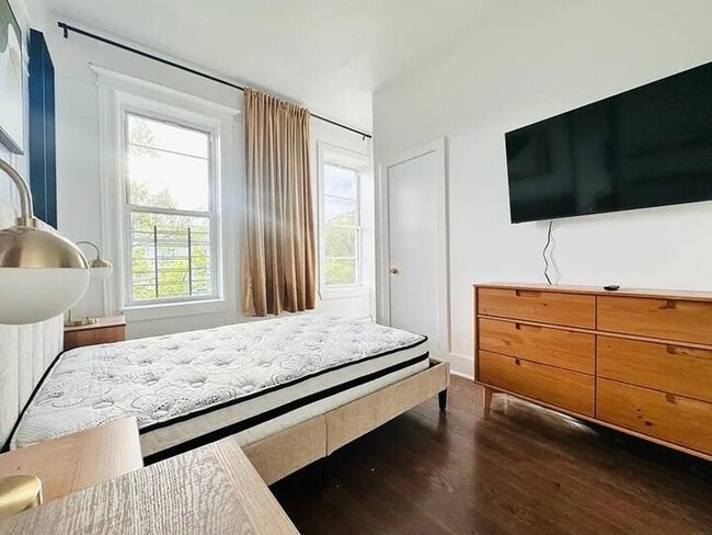 Building Photo - Furnished room/NOT APARTMENT