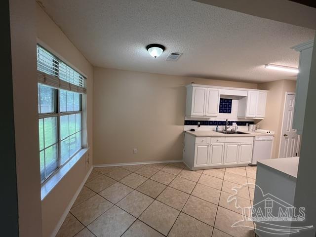 Building Photo - 5563 Chantilly Cir