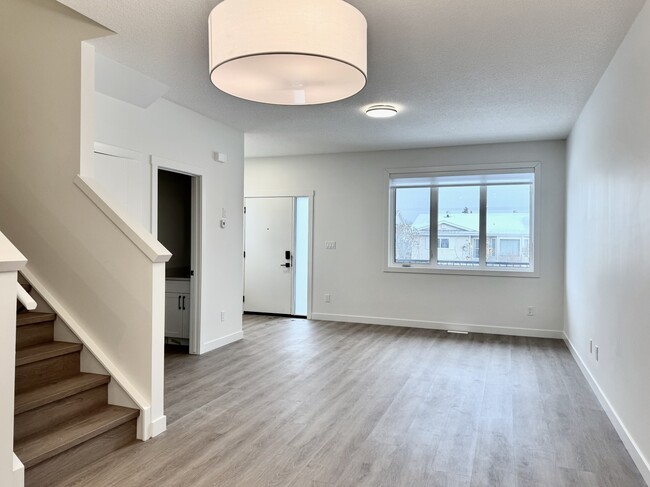 Building Photo - 9938 162 St NW