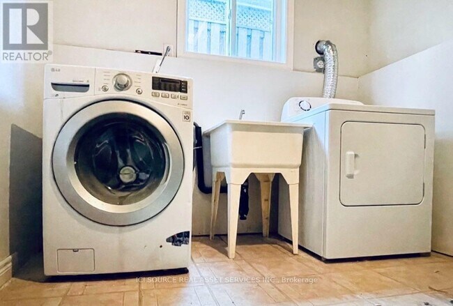 Photo du bâtiment - 7153 Kelly Dr