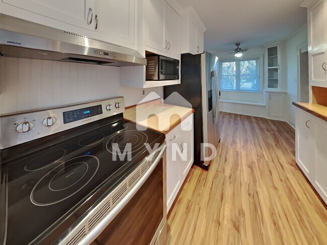 Building Photo - 1205 Briar Hills Dr NE