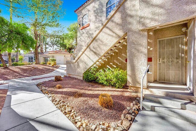 Building Photo - Indian Wells Community! 2/2 Close to the p...