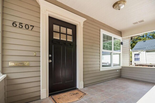 Foto del edificio - 3 bedroom in Seattle WA 98136