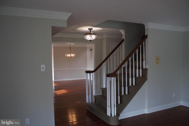 Building Photo - 110 Pine Ln