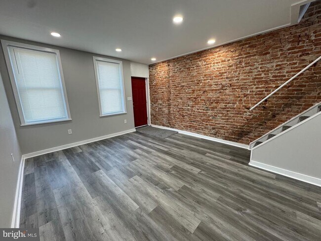 Foto del edificio - 2718 E Madison St