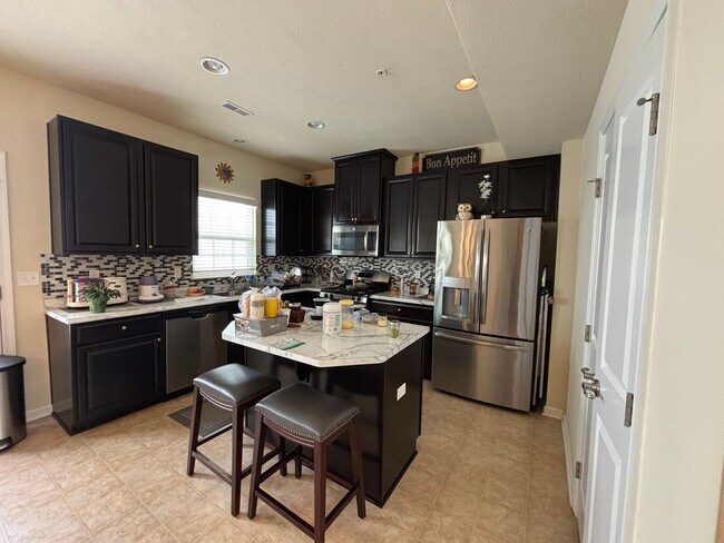 Foto del edificio - 3 Bedroom Townhome - Carnegie!