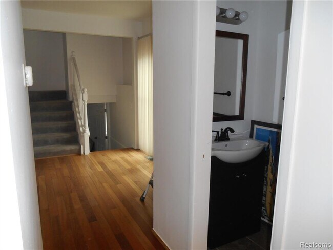 Building Photo - 1440 W Elmwood Ave