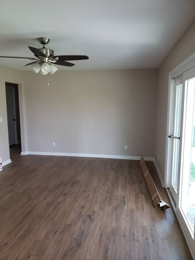 Building Photo - Charming 3Bed/2Bath Brick Home w/Bonus Office Space – Upgraded Comfort Near Martin Lake *1/2 OFF ...