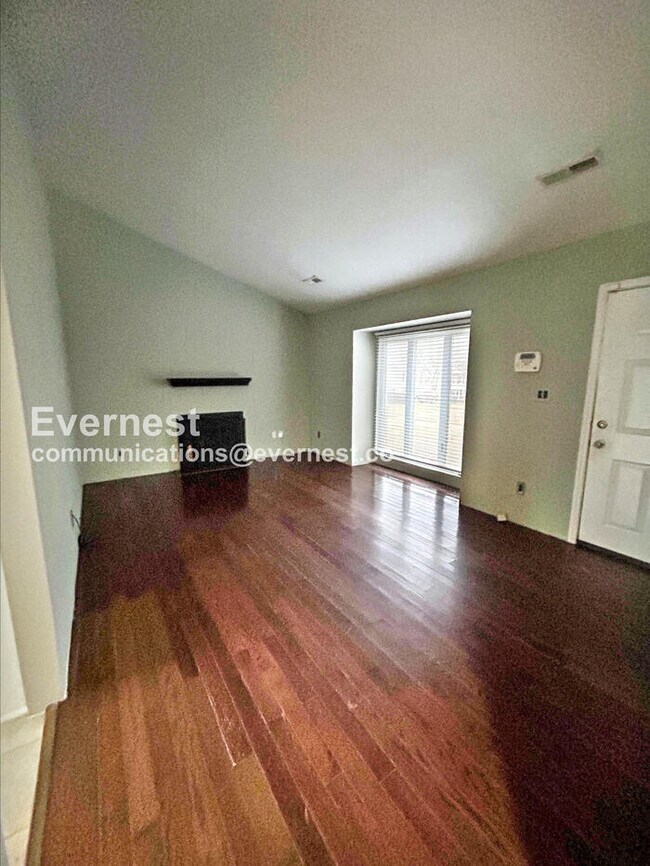 Building Photo - Cozy Home with Driveway Parking and Hookups