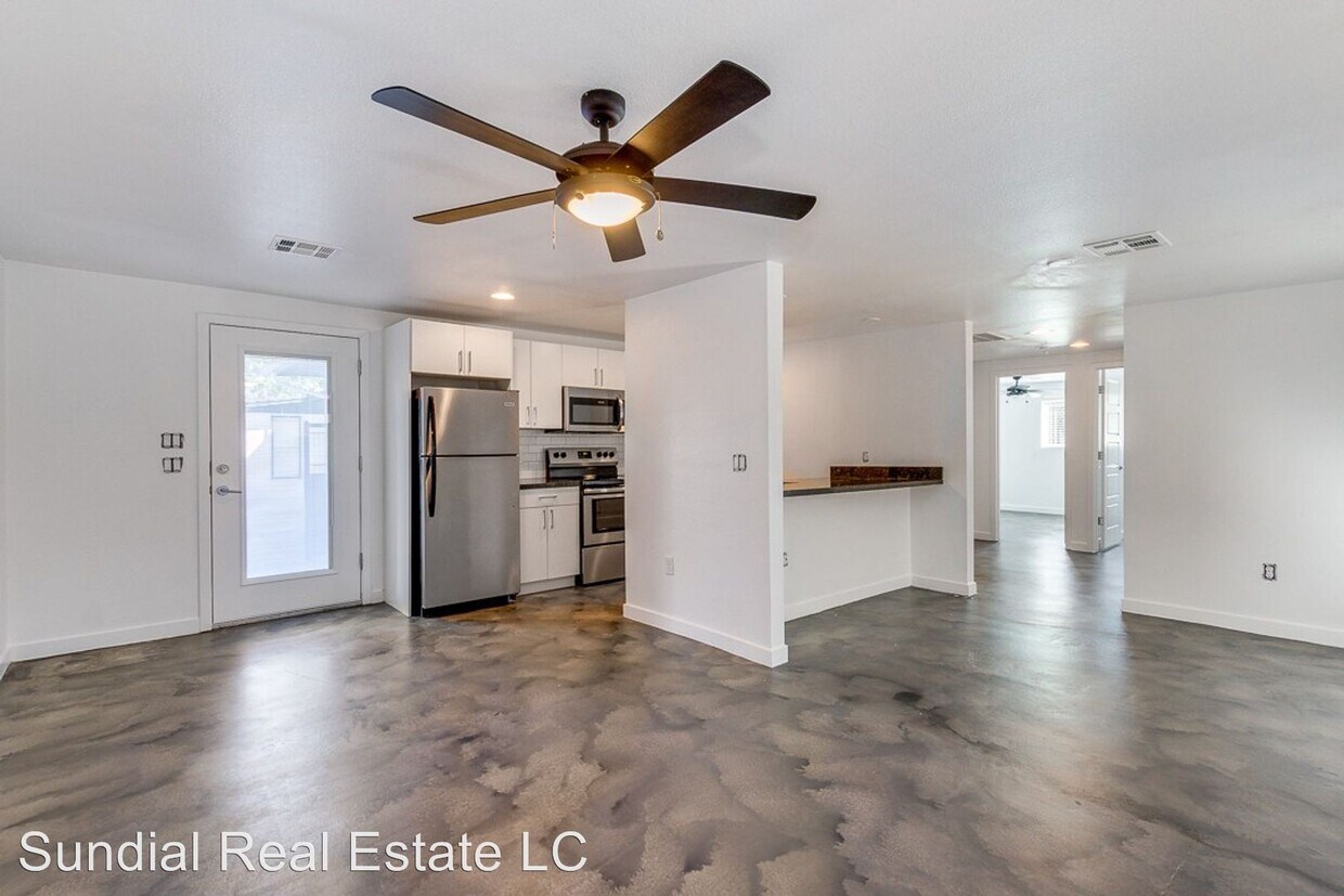 Primary Photo - 2031 E Glenrosa Ave