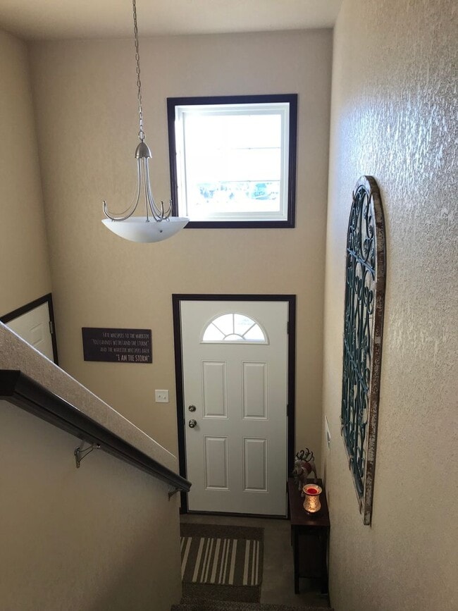 Building Photo - 2 Bed 1.5 Bath Plus Office