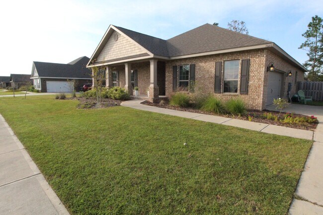 Building Photo - 4 bed / 2.5 bath POOL home with 1/2 acre l...