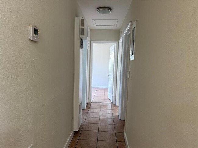 Building Photo - 640 SW 28th Dr