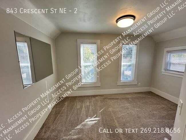 Foto del edificio - Midtown Neighborhood Two Bedroom Upper Unit