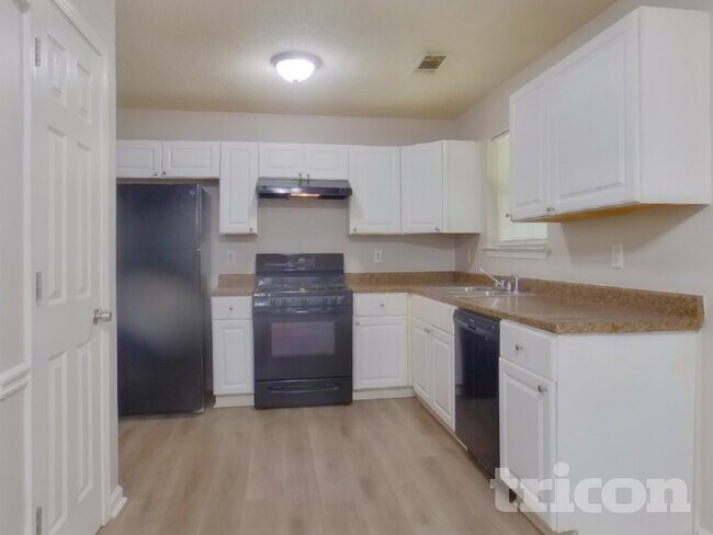 Foto del edificio - 3028 Stonebridge Creek Dr