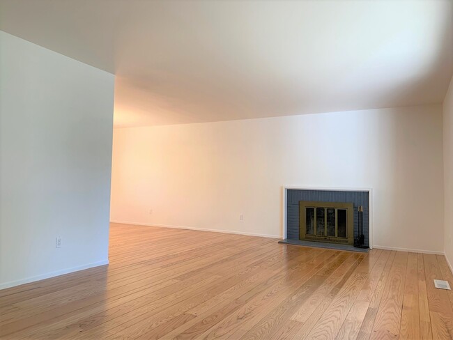 Building Photo - Four Bedroom in Crown Village