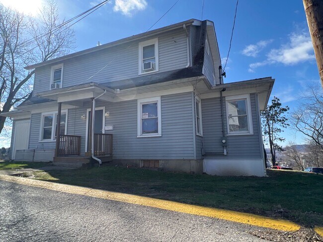 Building Photo - Large House w/ Yard ~ Downtown ~ 5 Bedroom...