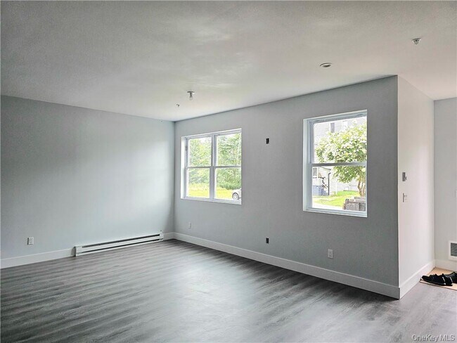 Building Photo - 11 Orange Ln