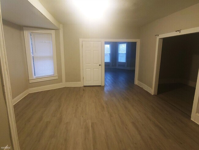 Building Photo - 3 br, 1 bath Duplex - 2805 Queen Avenue Qu...