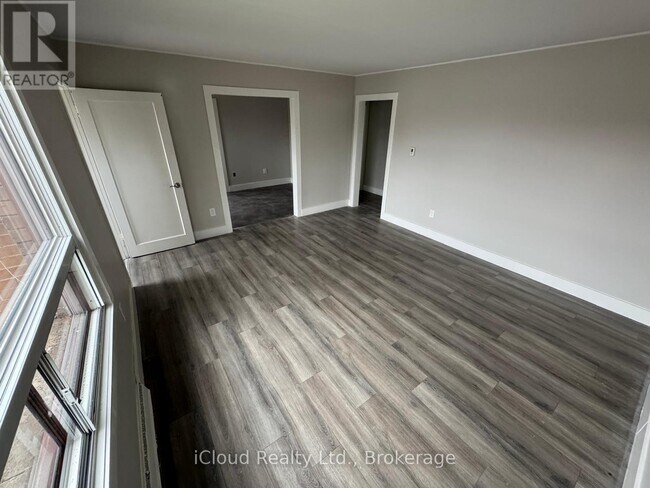 Photo du bâtiment - 1-1 Henderson Ave
