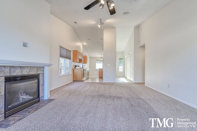 Building Photo - Updated 3 Bedroom 2 Bathroom Home in Battle Ground with Great Fully Fenced Back Yard!