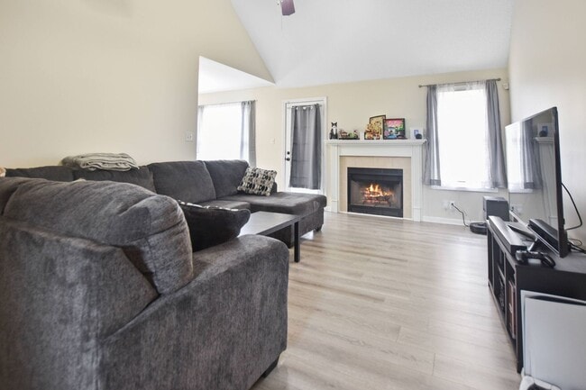 Building Photo - Three Bedroom with Bonus!